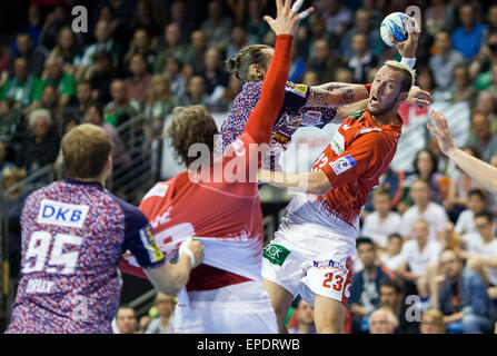 Berlin, Germany. 17th May, 2015. Berlin's Pavel Horak (c) and Hamburg's Pascal Hens (r) in action during the Men's EHF Final Four Cup final match between HSV Hamburg and Fuechse Berlin in Berlin, Germany, 17 May 2015. Photo: LUKAS SCHULZE/dpa/Alamy Live News Stock Photo