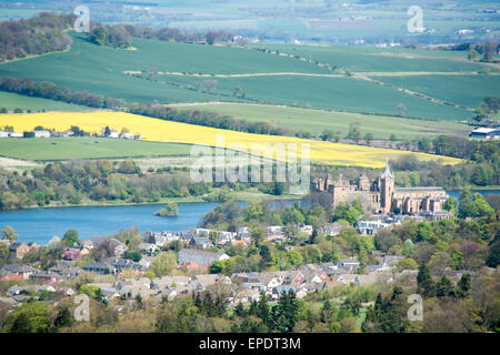 Linlithgow castle and its loch with West Lothian countryside and agricultural fields in the background Stock Photo