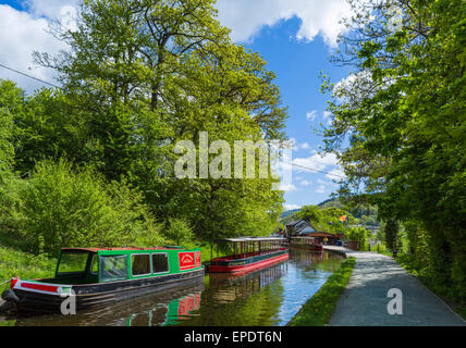 Narrowboats on the Llangollen Canal in the town centre, Llangollen, Denbighshire, Wales, UK Stock Photo