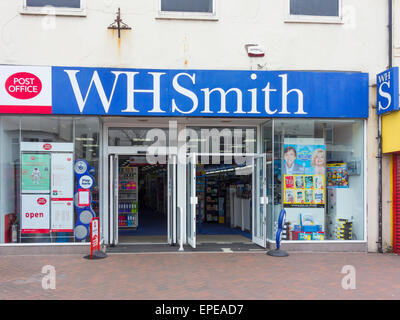 A small branch of retail shop W H Smith Newsagents Booksellers and Stationers, now incorporating a branch of the Post Office Stock Photo