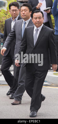 Lee Wan-koo, May 14, 2015 : Former South Korean Prime Minister Lee Wan-koo (front) arrives at the Seoul High Prosecutors Office in Seoul, South Korea. Prosecutors summoned Lee on Thursday to question over allegations that he took 30 million won (USD27,000) from a businessman and former lawmaker Sung Wan-jong when Lee was running for a parliamentary seat in 2013. Sung Wan-jong, who hanged himself in April, left a bribery list of politicians including Lee, most of them considered close associates of South Korean President Park Geun-hye, local media reported. Lee Wan-koo quit his 70-day tenure on Stock Photo