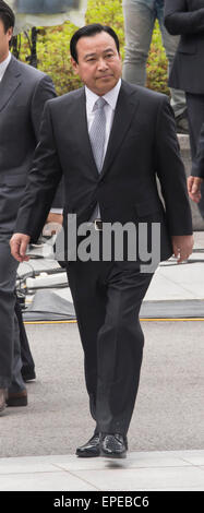 Lee Wan-koo, May 14, 2015 : Former South Korean Prime Minister Lee Wan-koo arrives at the Seoul High Prosecutors Office in Seoul, South Korea. Prosecutors summoned Lee on Thursday to question over allegations that he took 30 million won (USD27,000) from a businessman and former lawmaker Sung Wan-jong when Lee was running for a parliamentary seat in 2013. Sung Wan-jong, who hanged himself in April, left a bribery list of politicians including Lee, most of them considered close associates of South Korean President Park Geun-hye, local media reported. Lee Wan-koo quit his 70-day tenure on April 2 Stock Photo