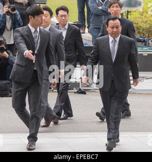 Lee Wan-koo, May 14, 2015 : Former South Korean Prime Minister Lee Wan-koo (R) arrives at the Seoul High Prosecutors Office in Seoul, South Korea. Prosecutors summoned Lee on Thursday to question over allegations that he took 30 million won (USD27,000) from a businessman and former lawmaker Sung Wan-jong when Lee was running for a parliamentary seat in 2013. Sung Wan-jong, who hanged himself in April, left a bribery list of politicians including Lee, most of them considered close associates of South Korean President Park Geun-hye, local media reported. Lee Wan-koo quit his 70-day tenure on Apr Stock Photo