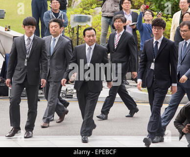 Lee Wan-koo, May 14, 2015 : Former South Korean Prime Minister Lee Wan-koo (C) arrives at the Seoul High Prosecutors Office in Seoul, South Korea. Prosecutors summoned Lee on Thursday to question over allegations that he took 30 million won (USD27,000) from a businessman and former lawmaker Sung Wan-jong when Lee was running for a parliamentary seat in 2013. Sung Wan-jong, who hanged himself in April, left a bribery list of politicians including Lee, most of them considered close associates of South Korean President Park Geun-hye, local media reported. Lee Wan-koo quit his 70-day tenure on Apr Stock Photo