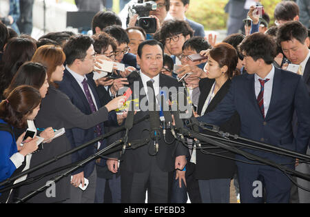 Lee Wan-koo, May 14, 2015 : Former South Korean Prime Minister Lee Wan-koo (C) arrives at the Seoul High Prosecutors Office in Seoul, South Korea. Prosecutors summoned Lee on Thursday to question over allegations that he took 30 million won (USD27,000) from a businessman and former lawmaker Sung Wan-jong when Lee was running for a parliamentary seat in 2013. Sung Wan-jong, who hanged himself in April, left a bribery list of politicians including Lee, most of them considered close associates of South Korean President Park Geun-hye, local media reported. Lee Wan-koo quit his 70-day tenure on Apr Stock Photo