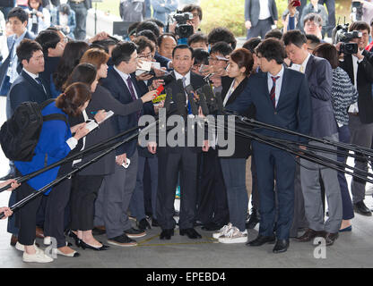 Lee Wan-koo, May 14, 2015 : Former South Korean Prime Minister Lee Wan-koo (C) arrives at the Seoul High Prosecutors Office in Seoul, South Korea. Prosecutors summoned Lee on Thursday to question over allegations that he took 30 million won (USD27,000) from a businessman and former lawmaker Sung Wan-jong when Lee was running for a parliamentary seat in 2013. Sung Wan-jong, who hanged himself in April, left a bribery list of politicians including Lee, most of them considered close associates of South Korean President Park Geun-hye, local media reported. Lee Wan-koo quit his 70-day tenure on Apr Stock Photo