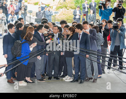 Lee Wan-koo, May 14, 2015 : Former South Korean Prime Minister Lee Wan-koo (C) arrives at the Seoul High Prosecutors Office in Seoul, South Korea. Prosecutors summoned Lee on Thursday to question over allegations that he took 30 million won (USD27,000) from a businessman and former lawmaker Sung Wan-jong when Lee was running for a parliamentary seat in 2013. Sung Wan-jong, who hanged himself in April, left a bribery list of politicians including Lee, most of them considered close associates of South Korean President Park Geun-hye, local media reported. Lee Wan-koo quit his 70-day tenure on Apr Stock Photo