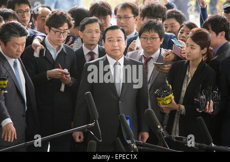 Lee Wan-koo, May 14, 2015 : Former South Korean Prime Minister Lee Wan-koo (C) arrives at the Seoul High Prosecutors Office in Seoul, South Korea. Prosecutors summoned Lee on Thursday to question over allegations that he took 30 million won (USD27,000) from a businessman and former lawmaker Sung Wan-jong when Lee was running for a parliamentary seat in 2013. Sung Wan-jong, who hanged himself in April, left a bribery list of politicians including Lee, most of them considered close associates of South Korean President Park Geun-hye, local media reported. Lee Wan-koo quit his 70-day tenure on Apr Stock Photo