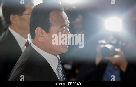 Lee Wan-koo, May 14, 2015 : Former South Korean Prime Minister Lee Wan-koo arrives at the Seoul High Prosecutors Office in Seoul, South Korea. Prosecutors summoned Lee on Thursday to question over allegations that he took 30 million won (USD27,000) from a businessman and former lawmaker Sung Wan-jong when Lee was running for a parliamentary seat in 2013. Sung Wan-jong, who hanged himself in April, left a bribery list of politicians including Lee, most of them considered close associates of South Korean President Park Geun-hye, local media reported. Lee Wan-koo quit his 70-day tenure on April 2 Stock Photo