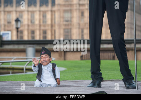 Chandra Bahadur Dandi, the shortest man ever, and Sultan Kosen, the
