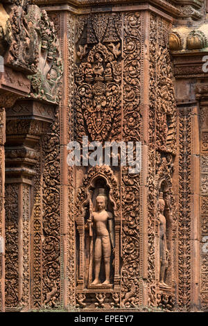 Devi sandstone figures, Mandapa, Khmer Hindu temple Banteay Srei, Siem Reap Province, Cambodia Stock Photo