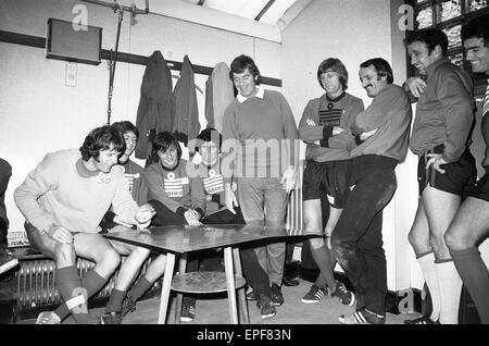 Southampton FC first team squad, receive a pep talk from Manager Lawrie McMenemy, ahead of next match,  against Chelsea, 29th October 1976. Stock Photo