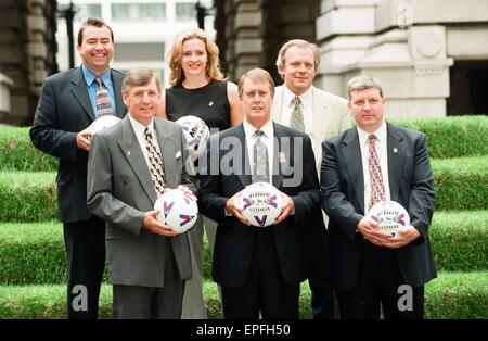 The F.A. Premier League Hall of Fame Voting Panel. Photocall. 20th August 1998.  Sir Geoff Hurst MBE. Martin Peters MBE. Gabby Yorath. Sky ITV Journalist. Gordon Taylor. Chief Executive of PFA. Jonathan Pearce. Capital Gold Sports Presenter. Stock Photo