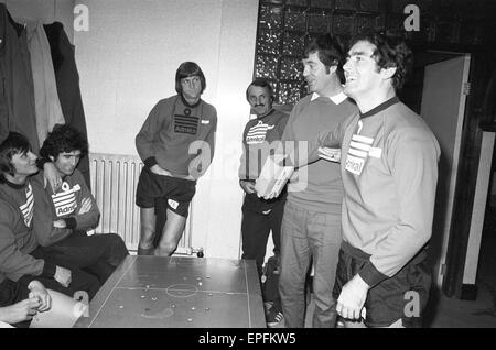 Southampton FC first team squad, receive a pep talk from Manager Lawrie McMenemy, ahead of next match,  against Chelsea, 29th October 1976. Stock Photo