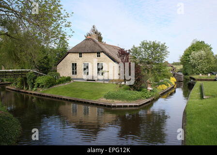 Thatch roof farmhouse along the main canal in the popular tourist village of Giethoorn, Overijssel, The Netherlands Stock Photo
