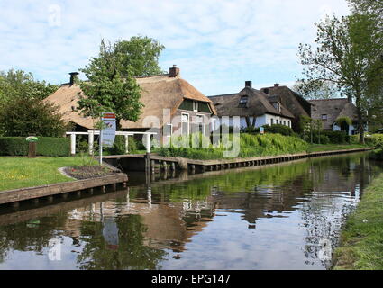 Old houses along the main canal in the  village of Giethoorn, Overijssel, The Netherlands Stock Photo