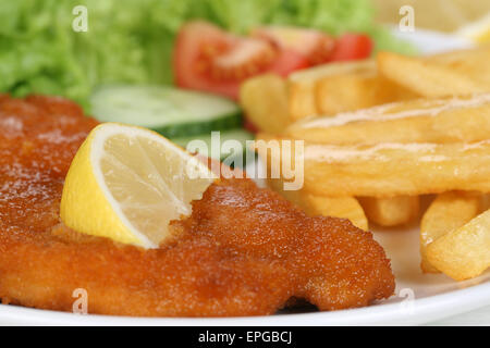 Paniertes Wiener Schnitzel Gericht mit Pommes und Salat auf Teller Stock Photo