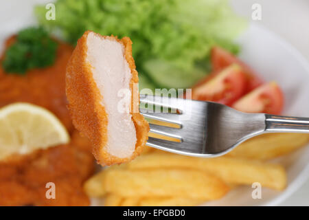 Paniertes Wiener Schnitzel Gericht essen mit Gabel Stock Photo