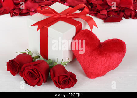 Geschenk mit Herz und Rosen zum Geburtstag, Muttertag oder Valentinstag Stock Photo