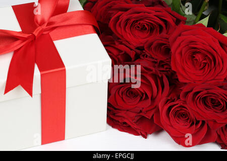 Geschenk mit Rosen für Geschenke zum Geburtstag, Muttertag oder Valentinstag Stock Photo