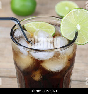 Cola Limonade Getränk im Glas mit Eiswürfeln und Limetten Stock Photo ...