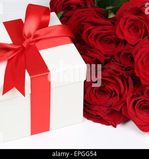 Geschenk Schachtel mit Rosen für Geschenke zum Geburtstag, Muttertag oder Valentinstag Stock Photo