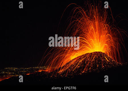 A spectacular eruption of Mount Etna, photographed from a few tens of meters. Crater concerned: Gemini. Una spettacolare eruzione del vulcano Etna, fotografata da poche decine di metri. Cratere interessato: Gemelli Stock Photo