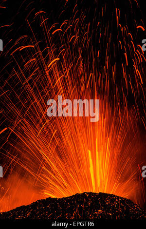 A spectacular eruption of Mount Etna, photographed from a few tens of meters. Crater concerned: Gemini. Una spettacolare eruzione del vulcano Etna, fotografata da poche decine di metri. Cratere interessato: Gemelli Stock Photo