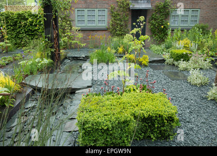 2015 RHS Chelsea Flower Show Press Day, Royal Hospital Chelsea, London, UK. 18th May, 2015. The Great Chelsea Garden Challenge Competition Winner Garden, sponsored by the RHS, designed by Sean Murray. Credit:  Malcolm Park editorial/Alamy Live News Stock Photo