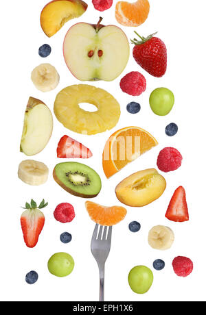 Fallende Früchte wie Orange Frucht, Apfel, Banane und Erdbeere essen mit Gabel Stock Photo