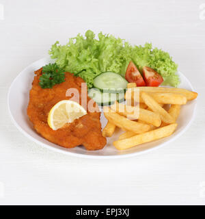 Wiener Schnitzel mit Pommes und Salat auf Teller Stock Photo