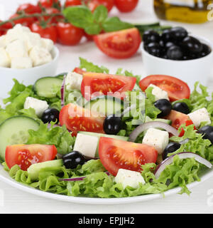 Griechischer Salat auf Teller mit Zutaten wie Tomaten, Feta Käse und Oliven Stock Photo