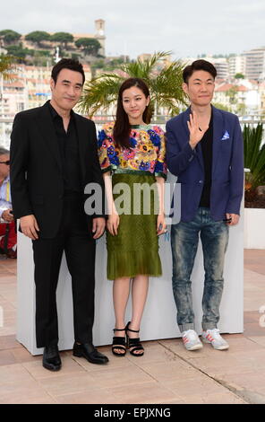 Cannes, France. 14th May, 2015. CANNES, FRANCE - MAY 19: Actors Ko Ah-seong, bae sung woo and Director Hong Won-Chan attend a photocall for 'O Piseu' during the 68th annual Cannes Film Festival on May 19, 2015 in Cannes, France. © Frederick Injimbert/ZUMA Wire/Alamy Live News Stock Photo