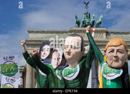 Berlin, Germany. 19th May, 2015. Activists wear masks of the G7 heads of government during a rally at the Brandenburg Gate on the occasion of the 6th Petersberg Climate Dialogue conference in Berlin, Germany, 19 May 2015. The initiative Avaaz which mainly focuses on advocating climate change, human rights, animal protection and combating corruption called for the rally due to the 6th Petersberg Climate Dialogue conference in Berlin held in Berlin. PHOTO: SOEREN STACHE/dpa/Alamy Live News Stock Photo