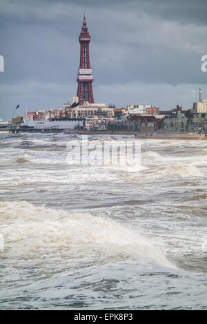 Blackpool Spring Blackpool, UK. 19th May, 2015. UK Weather: With no real sign of spring ...