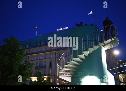 Berlin, Germany. 07th May, 2015. An accessible pavilion that is part of the exhibition 'May 45 - Spring in Berlin' on the Pariser Platz in front of the Hotel Adlon in Berlin, Germany, 07 May 2015. Historical pictures that were taken in 1945 at the same locations remind of the destructions and the End of World War Two 70 years ago on 08 May. Photo: Jens Kalaene/dpa/Alamy Live News Stock Photo