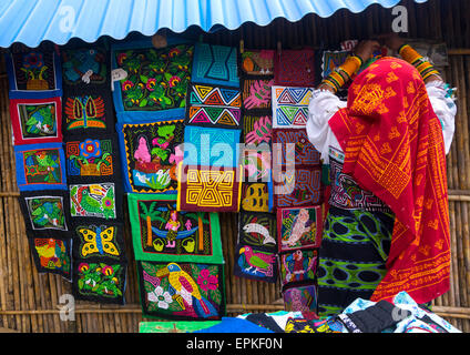 Panama, San Blas Islands, Mamitupu, Kuna Woman In Traditional Outfits Selling Colorful Hand Stitched Kuna Indian Molas Stock Photo