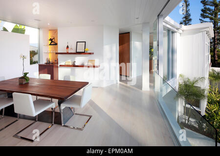 Dining table on wide white balcony, Seabright Residence, Los Angeles, USA Stock Photo