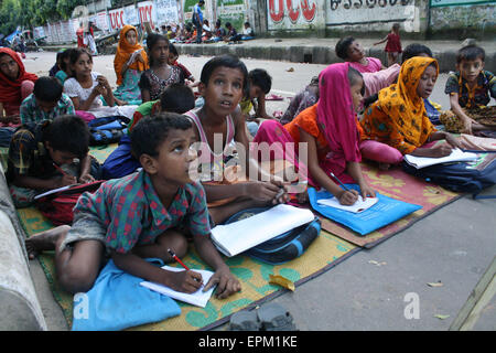 Bangladeshi street children study at the roadside at Poribug in Dhaka ...