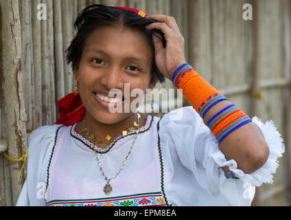 Panama, San Blas Islands, Mamitupu, A Kuna Indian Woman Wearing Beads Decoration On Her Arm Stock Photo