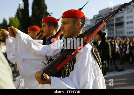 Athens, Greece. 19th May 2015. Evzones (Greek Presidential Guard) perform the Changing of the Guard ceremony at the Tomb of the Unknown Soldier. Two Evzones are dressed in the black traditional uniform of Pontic soldiers. Greeks from the Pontus region (Black Sea) hold a commemoration ceremony for the anniversary of the Pontic genocide by the Ottoman Empire. The Pontic genocide is the ethnic cleansing of the Christian Greek population from the Pontus area in Turkey during World War I and its aftermath. Credit:  Michael Debets/Alamy Live News Stock Photo