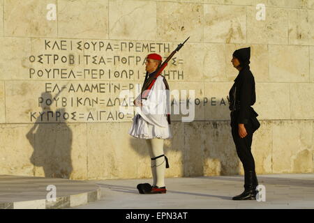 Athens, Greece. 19th May, 2015. Evzones (Greek Presidential Guard) perform the Changing of the Guard ceremony at the Tomb of the Unknown Soldier. Two Evzones are dressed in the black traditional uniform of Pontic soldiers. Greeks from the Pontus region (Black Sea) hold a commemoration ceremony for the anniversary of the Pontic genocide by the Ottoman Empire. The Pontic genocide is the ethnic cleansing of the Christian Greek population from the Pontus area in Turkey during World War I and its aftermath. © Michael Debets/Pacific Press/Alamy Live News Stock Photo