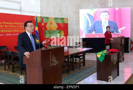 Brasilia, Brazil. 19th May, 2015. Chinese Premier Li Keqiang (L) speaks while Brazilian President Dilma Rousseff looks on during a press conference in Brasilia, capital of Brazil, May 19, 2015. © Liu Weibing/Xinhua/Alamy Live News Stock Photo
