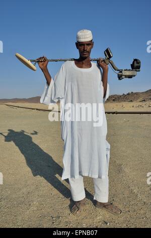 Gold seeker with metal detector, near Abu Sara, Nubia, Sudan Stock Photo