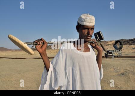 Gold seeker with metal detector, near Abu Sara, Nubia, Sudan Stock Photo