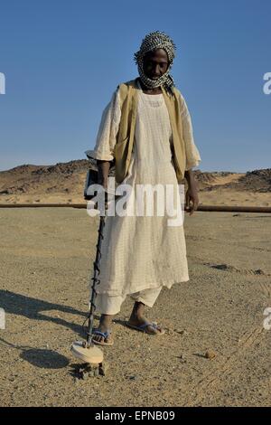 Gold seeker with metal detector, near Abu Sara, Nubia, Sudan Stock Photo