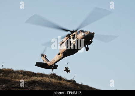 Israel. 19th May, 2015. IDF Unit 669 fighters demonstrate medical airborne evacuation. IDF Unit 669, Airborne Rescue and Evacuation Unit, is the Israel Defense Forces airborne medevac extraction unit, subordinate to the Special Air Forces Command of the Israeli Air Force. It is considered one of the IDF's premier elite units. Credit:  Nir Alon/Alamy Live News Stock Photo