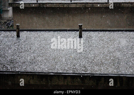 Turin, Italy. 20th May, 2015. The hailstorm covered with a white blanket the roof. © Elena Aquila/Pacific Press/Alamy Live News Stock Photo
