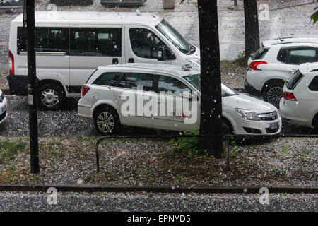 Turin, Italy. 20th May, 2015. A taxi driver looking for a little allotment under a tree during the hailstorm. © Elena Aquila/Pacific Press/Alamy Live News Stock Photo