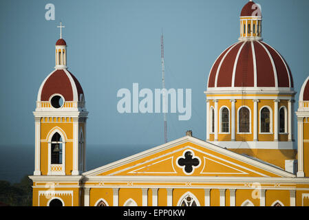 GRANADA, Nicaragua — The Cathedral of Granada, also known as Our Lady of the Assumption (La Asunción), is a significant historical and religious landmark in Granada, Nicaragua. Situated near Parque Colón and Plaza de la Independencia, the cathedral is a prime example of Spanish colonial architecture in Central America. Stock Photo